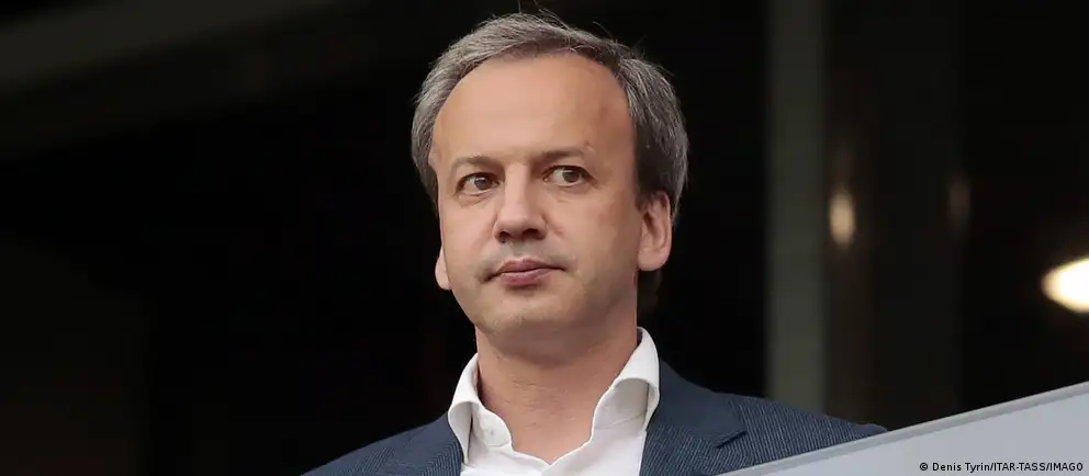 Аркадий Дворкович заявил, что будет добиваться отмены своего внесения в санкционный список ЕС в суде и до решения приостановил исполнение обязанностей президента Международной шахматной федерации; обязанности возьмёт на себя вице-президент организации.