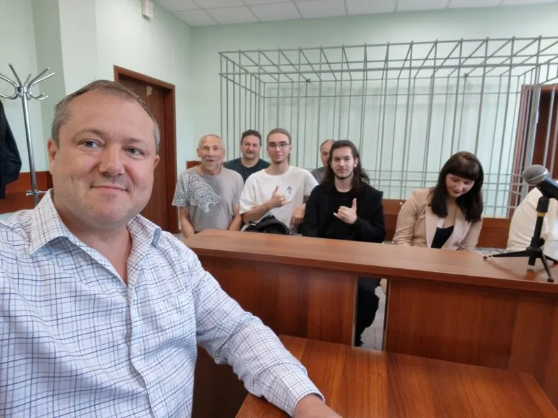 Центральный районный суд Красноярска признал невиновным Дмитрия Полушина по административному делу о возбуждении ненависти к членам партии «Единая Россия». Защита оспаривала выводы экспертизы и ссылалась на методики Минюста и разъяснения Верховного суда.