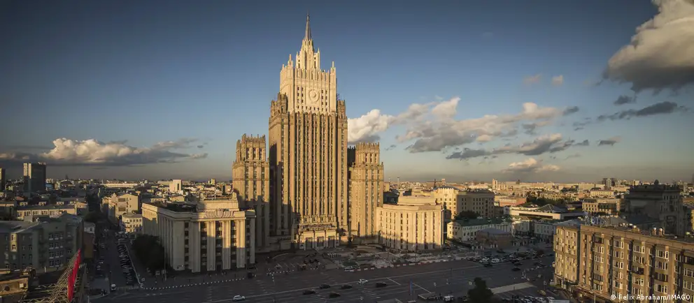 Telegram-каналы сообщили о разработке закона о выездных визах: россиян якобы могут обязать ездить в «недружественные» страны организованными группами и по предварительно утверждённым маршрутам. В МИД заявили, что эта информация не соответствует действительности.