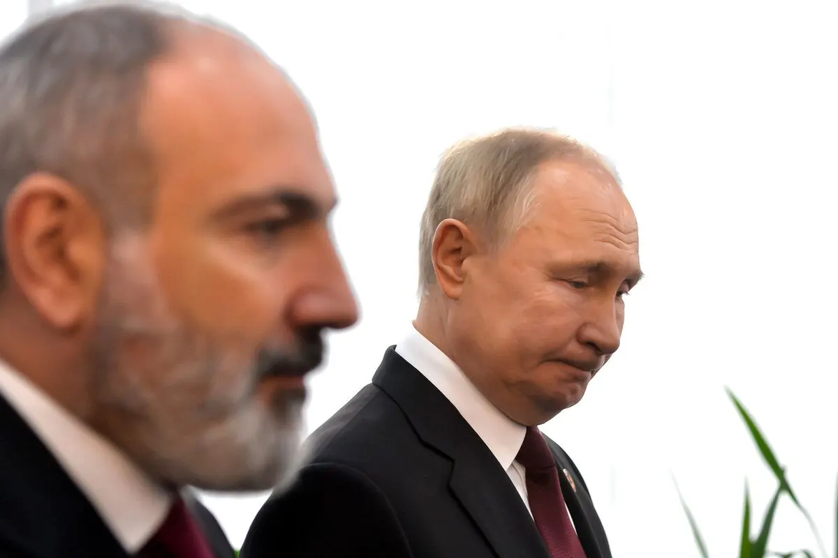 По данным статисткомитета Армении, за первые пять месяцев 2026 года товарооборот с Россией составил $2,196 млрд — это на 21,5% меньше, чем годом ранее. Доля России в объёме торговли Армении снизилась до 28% на фоне ограничений импорта и политического сближения Еревана с Европой.