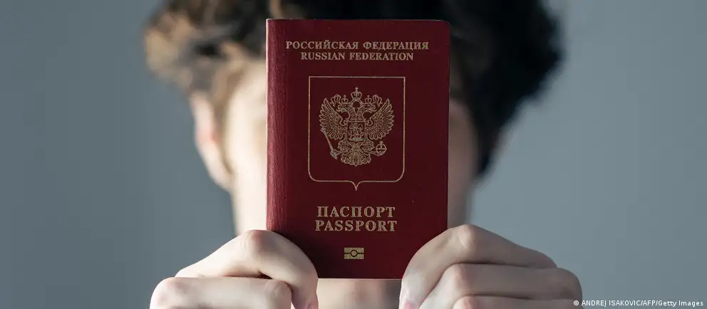 После возражений Франции и Италии Евросоюз предлагает ограничить визовый запрет краткосрочными визами и только для лиц, непосредственно участвовавших в боевых действиях в Украине; также расширены гуманитарные и служебные исключения.