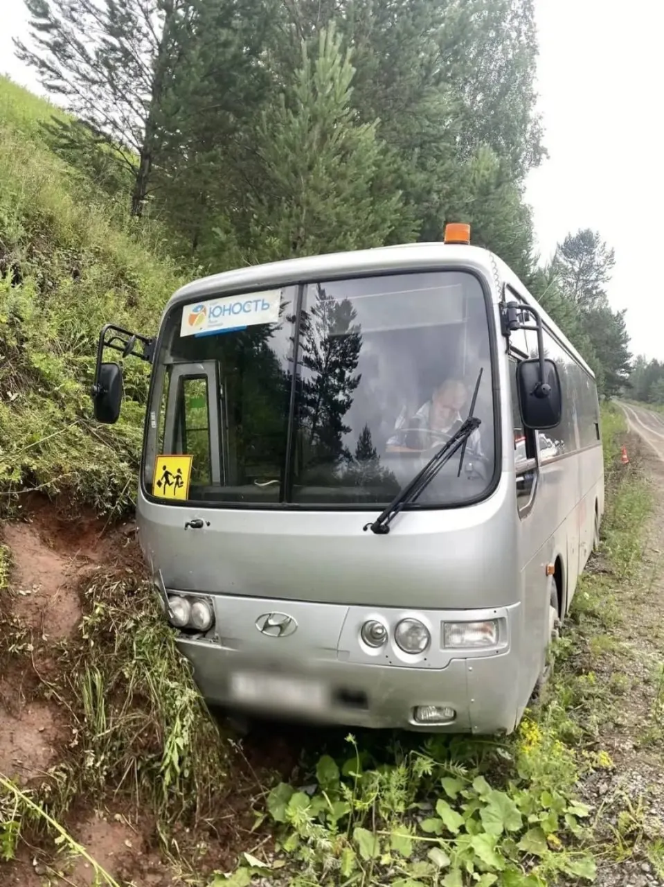 В Березовском районе автобус с 29 детьми следовал в оздоровительный лагерь «Космос», на 5‑м километре дороги водитель съехал в правый кювет. Никто не пострадал.