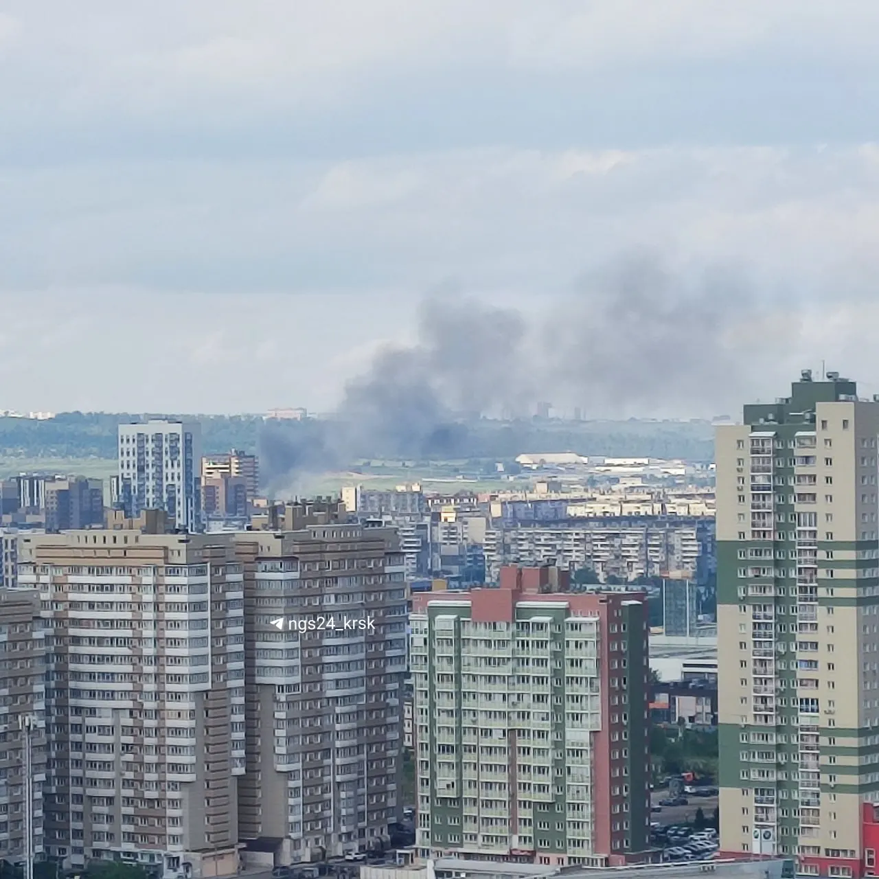 В Красноярске на Северном шоссе загорелся склад макулатуры. По данным МЧС, на месте работают семь единиц техники и около 30 человек, обстоятельства возгорания уточняются.