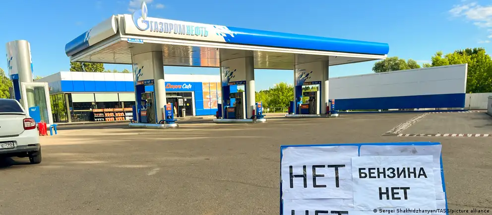 Росстат сообщает, что индекс производства нефтепродуктов в июне снизился на 21,8% в годовом выражении. Цены на бензин и дизель продолжают расти, но недельный прирост замедлился; дефицит топлива усилился после ударов по НПЗ и нефтехранилищам.