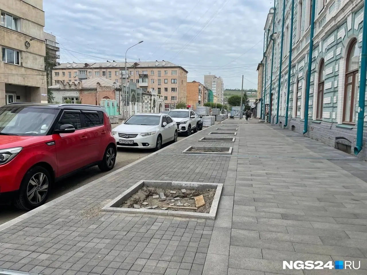На улице Кирова подготовили места для саженцев на уплотнённом гравии и с бетонным ограждением, что оставляет под корнями всего около 10 см почвы. Биолог предупреждает, что в таких условиях саженцы будут чахнуть и скорее всего погибнут.