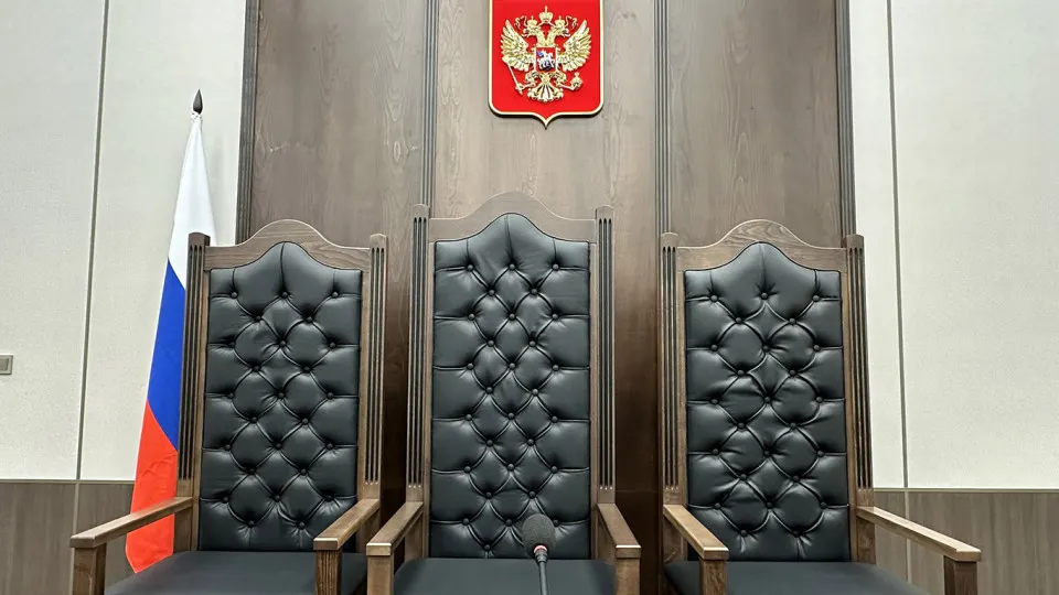 Правительственная комиссия одобрила инициативу, позволяющую судам привлекать на должности секретарей и ряд специалистов лиц с неполным высшим или средним профессиональным юридическим образованием; эксперты предупреждают о рисках временного кадрового потока без улучшения условий труда.