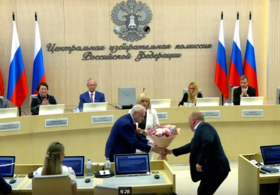 На 28-м заседании Центризбирком единогласно зарегистрировал 260 кандидатов от «Справедливой России», вручил удостоверение Сергею Миронову, назначил члена с правом совещательного голоса и утвердил 43 финансовых уполномоченных «Яблоко» в 42 регионах.