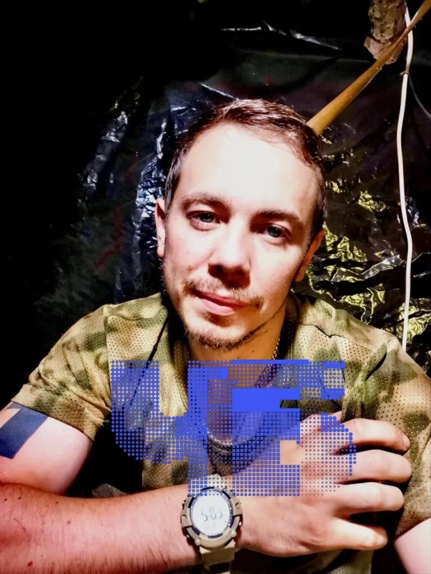 Родители узнали, что сына похоронили за тысячи километров без их ведома. Отец обвиняет военные ведомства и чиновников — по закону распоряжаться телом могла формальная супруга.