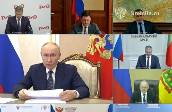 На совещании с президентом обсудили работу топливного и транспортного комплексов: предложены мини‑НПЗ и увеличение импорта топлива. Власти рассчитывают обеспечить поставки для госорганов и граждан и снизить зависимость от биржевых механизмов.