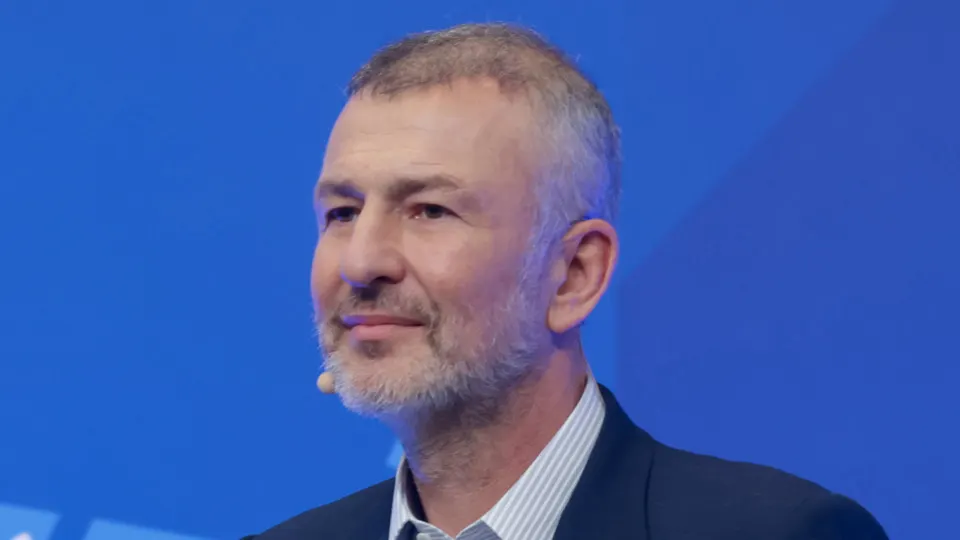 Миллиардер Андрей Мельниченко согласился перевести 32 млрд рублей в пользу образовательного центра «Сириус» под патронажем Владимира Путина — прокуратура отозвала иск о национализации СИБЭКО, сумма сопоставима со стоимостью покупки компании у Михаила Абызова.
