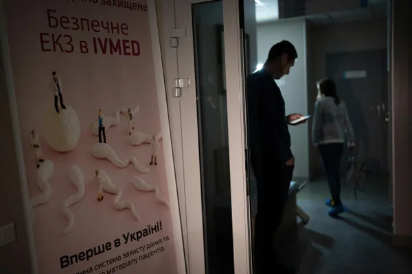 Депутаты приняли поправки в закон о ветеранах: экстракорпоральное оплодотворение будет бесплатным для жён участников боевых действий и вдов погибших военнослужащих при соблюдении условий; суррогат и криоконсервация остаются платными.