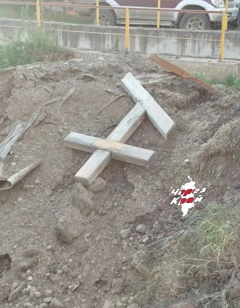Жители дома на улице 9 Мая сообщили, что для благоустройства площадки привезли землю с могильными крестами и мусором. В администрации обещали заменить грунт, но работы не провели — землю начали разравнивать на месте.