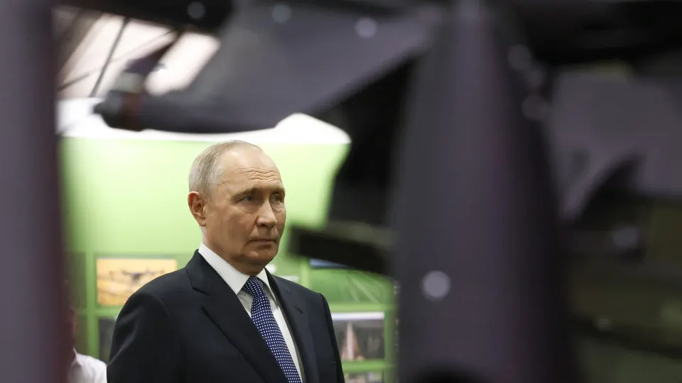 Президент сообщил, что через Общероссийский народный фронт граждане добровольно направили около 70 млрд руб. на поддержку СВО. В то же время эксперты фиксируют рекордный рост военных расходов и возможное их дальнейшее увеличение за счёт сокращения гражданских статей бюджета и использования резервов.