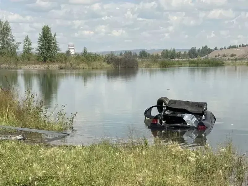 В двух отдельных происшествиях на водоёмах края погибли три человека: 23‑летняя девушка оказалась в машине, скатившейся в воду, а двое парней (17 и 19 лет) утонули во время заплыва.