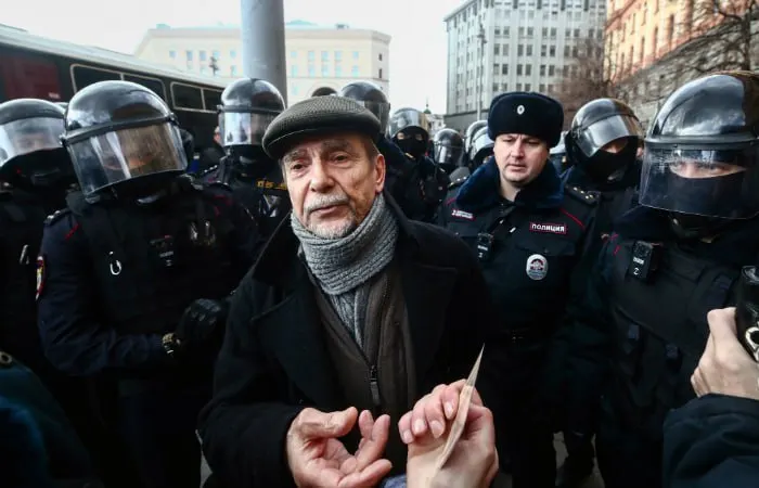 В Хорошевском суде Москвы началось заочное рассмотрение дела против 84‑летнего правозащитника: прокуратура просит 6,5 года тюрьмы и запрет администрировать сайты на 10 лет.