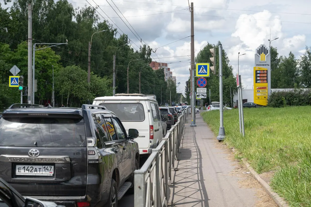 Проверка нескольких петербургских АЗС показала, что городу пока продолжают поставлять бензин с маркировкой Евро‑5. Переход на Евро‑3 связан с временными ограничениями поставок после атак на НПЗ и может повлиять на качество воздуха.