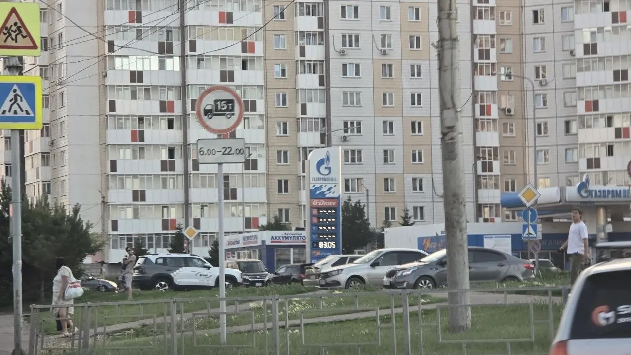 На нескольких автозаправках в Красноярске заметили пустые стелы с ценами. В одной из сетей заявляют о приостановке поставок — дизель закончился, бензина хватит не более недели-двух.