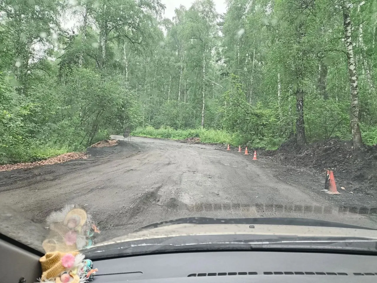 На участке в районе Юдинской долины сделали подсыпку и восстановили движение легковых машин в обе стороны. Автобусы пока следуют по временной схеме — основная проблема с выходом грунтовых вод остаётся актуальной.