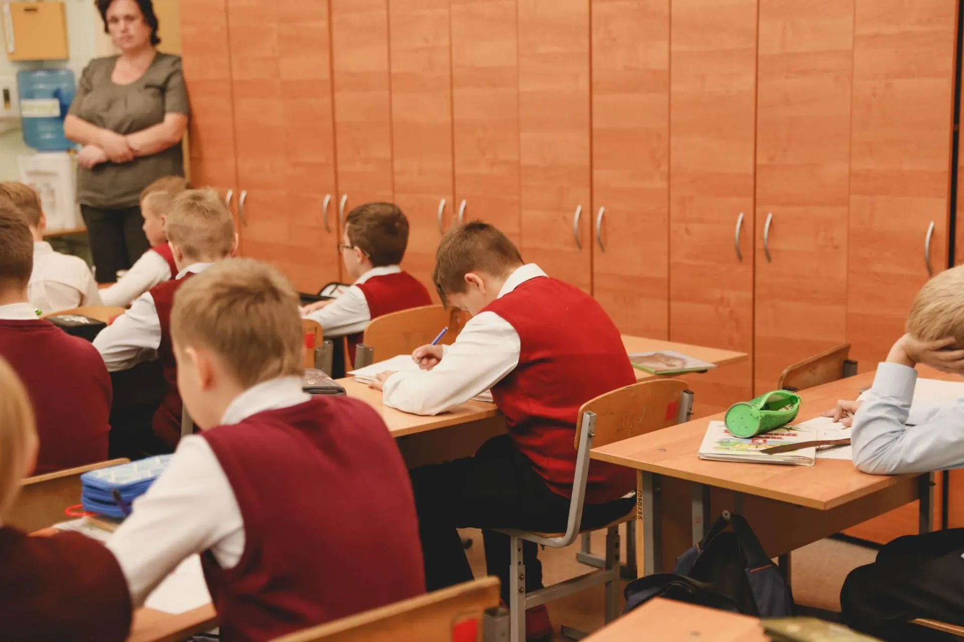 В ведомстве заявили, что отмены ЕГЭ по обществознанию не планируется; предмет будут изучать в школе в течение трёх лет.
