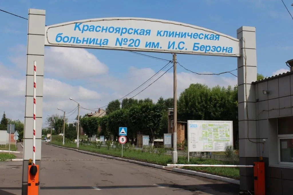 В результате прорыва труб и сильного дождя пострадали хирургические отделения и детский рентген; коммунальщики и администрация устраняют последствия, медицинская помощь не прерывается.