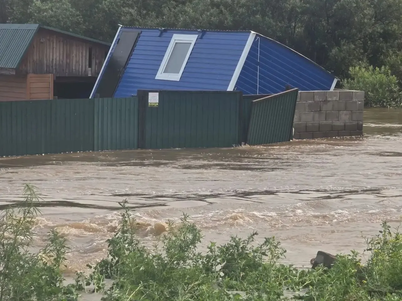 Посёлок Дрокино и несколько дачных товариществ затоплены после разлива реки Кача. На месте работают спасатели и спецтехника, жителей предупреждают о возможной эвакуации.