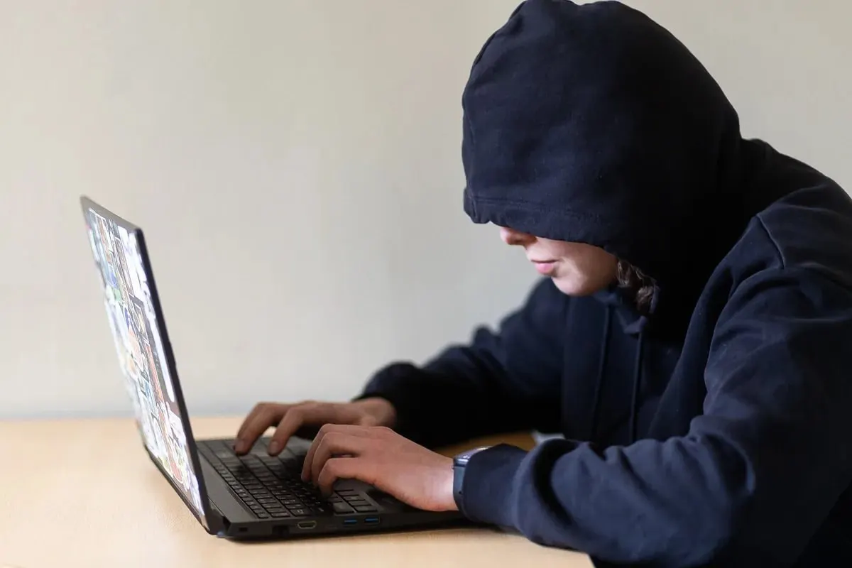 Законопроект предлагает дать возможность через суд запрещать преследователям приближаться к человеку, связываться с ним и появляться в местах его повседневной жизни. Документ направлен на правительственную оценку; при одобрении он может вступить в силу с 1 января 2027 года.
