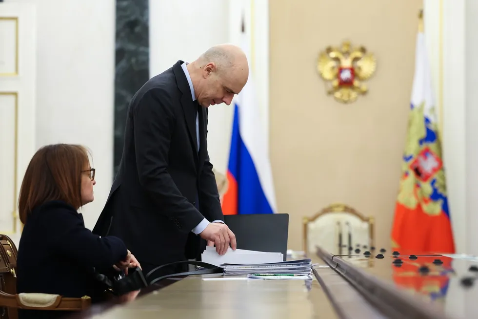 Госдума упростила Минфину процедуру наращивания расходов и заимствований сверх установленных лимитов. Это временно скрывает кассовые проблемы, но повышает неопределённость, удерживает ключевую ставку высокой и давит на инвестиции и бизнес.
