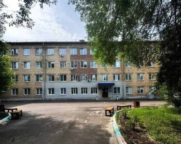 Персонал роддома в Зелёной Роще сообщил о возможном полном прекращении работы учреждения этой осенью. Медики предупреждают о сокращениях штата и рисках для качества родовспоможения в крае.