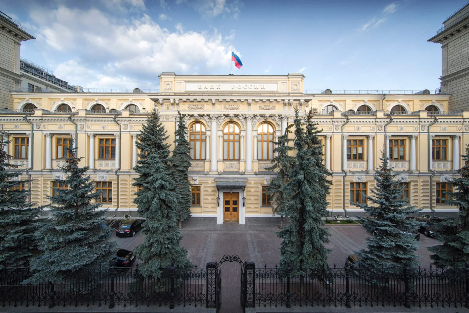 Банк России снизил оценку роста экономики на 2026 год и повысил прогноз инфляции. Регулятор указывает на ухудшение внешних условий, проблемы с предложением и рост бюджетного дефицита как ключевые факторы пересмотра прогноза.