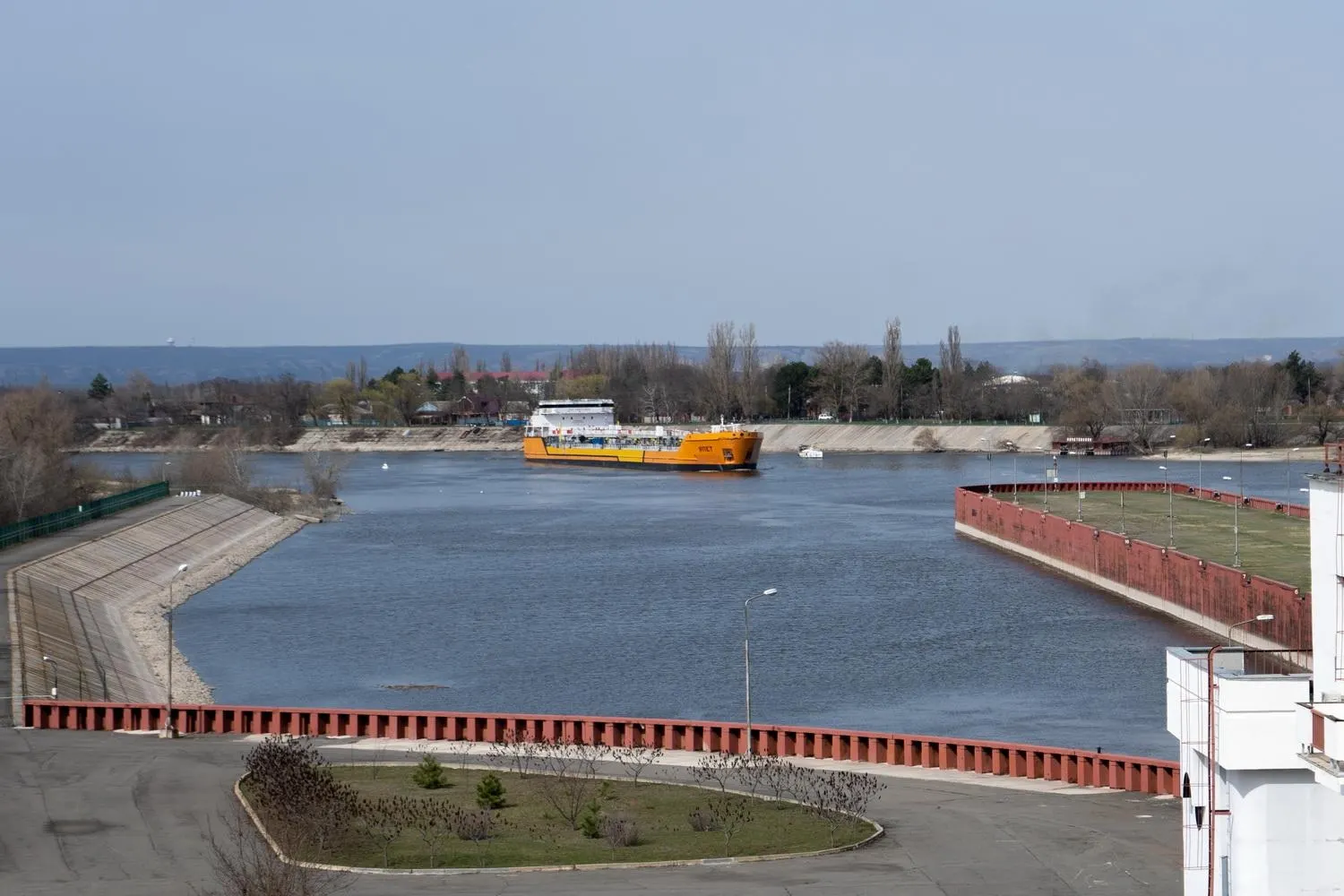 Россия приостановила движение по Азово‑Донскому морскому каналу после серии атак беспилотников на суда в Азовском море. Остановка канала может затронуть существенную часть экспорта пшеницы и привести к перебоям с топливом на полуострове.