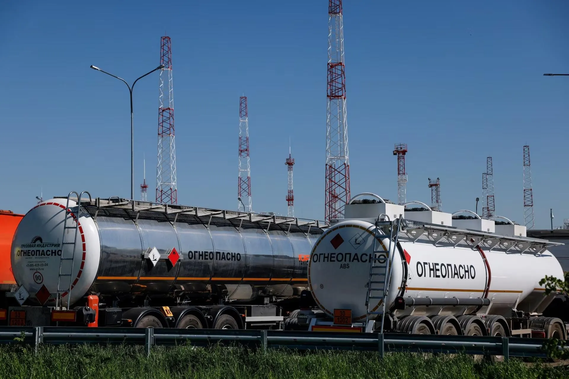Госструктуры утвердили механизм компенсаций при ввозе дизельного топлива по образцу демпфера для бензина — мера должна стимулировать импорт и сгладить колебания цен после ограничений на экспорт.