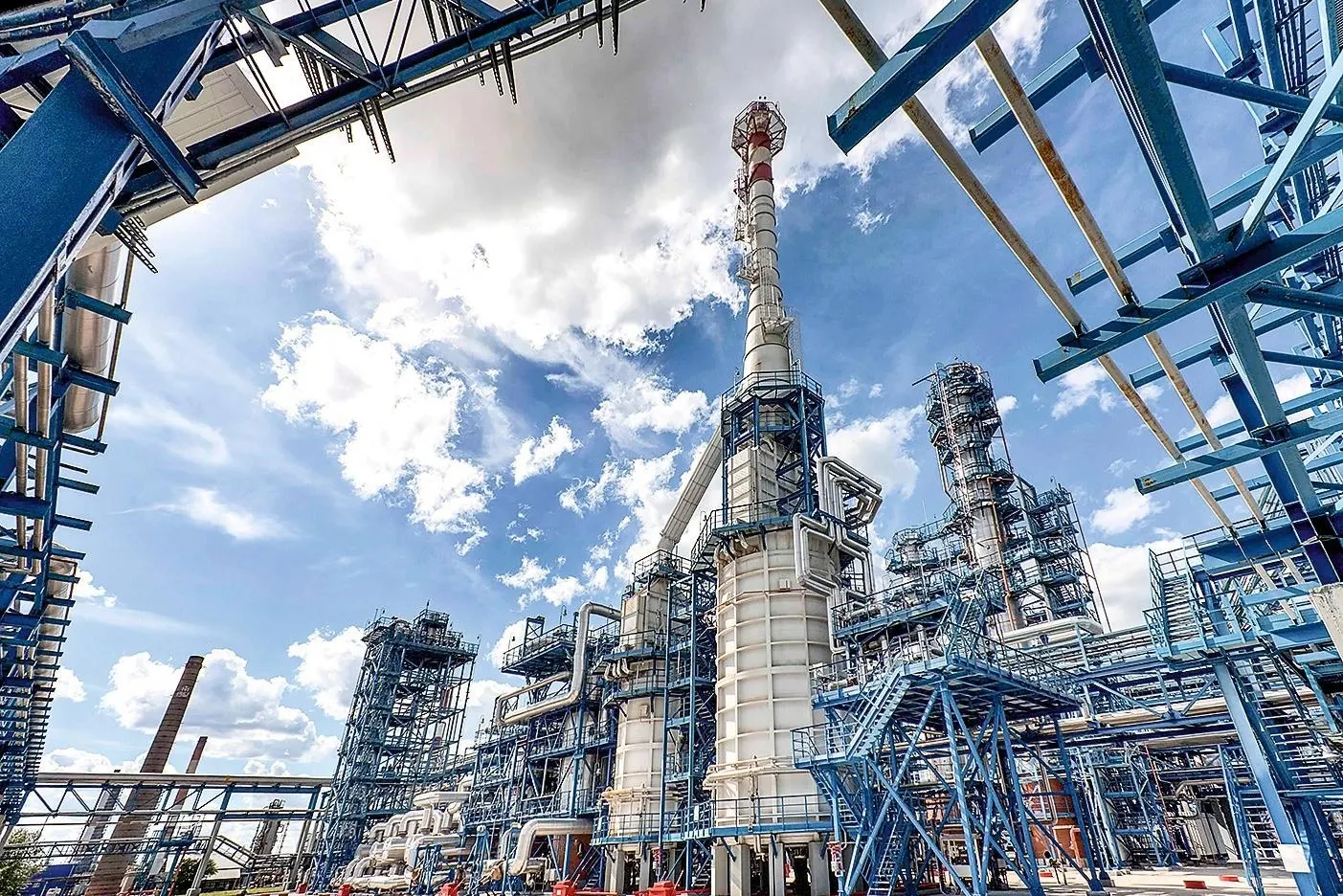 Выплаты нефтепереработчикам в июне выросли до 210,6 млрд рублей — мера направлена на предотвращение дефицита бензина и дизеля за счёт удержания топлива на внутреннем рынке и сдерживания роста цен.