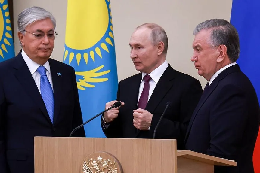Правительство получило поручение начать переговоры по корректировке договоров о военно‑техническом сотрудничестве с Казахстаном и Узбекистаном на фоне экспортных ограничений и роста транзитных поставок комплектующих.