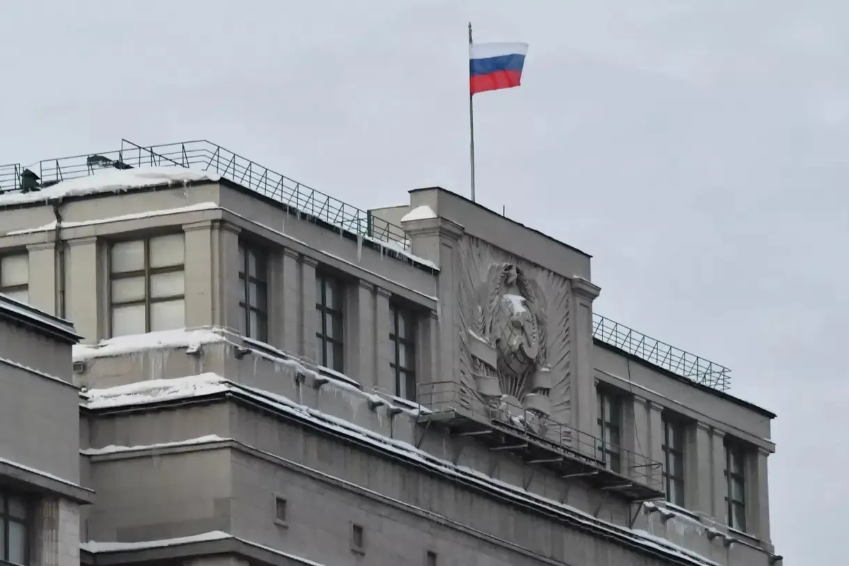 Новый закон привязывает право иностранца работать в России к уровню дохода, ужесточает правила для членов его семьи, расширяет основания для аннулирования РВП и ВНЖ и устанавливает высокие минимальные зарплаты для высококвалифицированных специалистов.