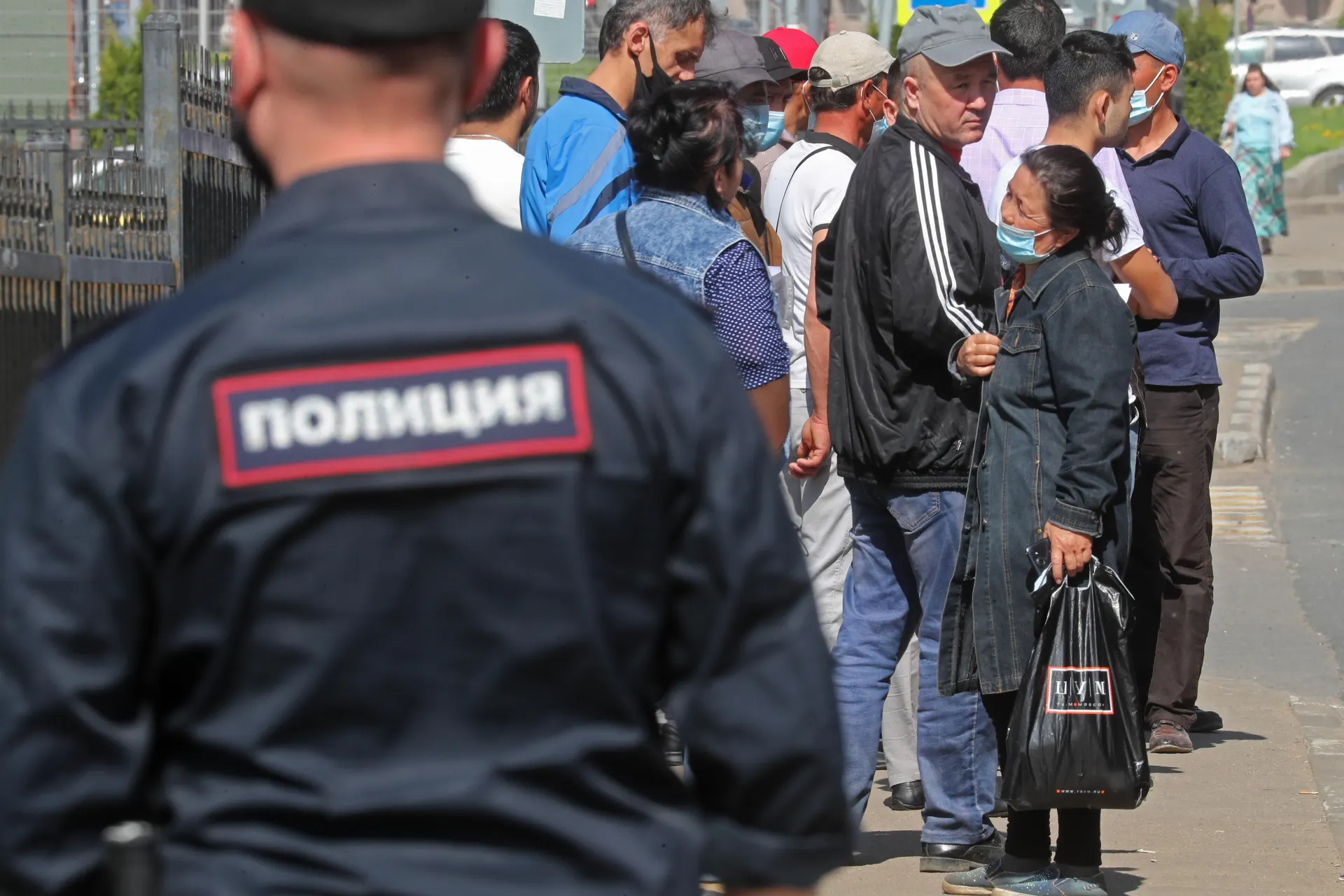Ко второму чтению в Госдуме готовятся поправки, которые расширяют перечень нарушений, влекущих безальтернативное выдворение иностранцев: в него хотят добавить дискриминацию и неповиновение законному требованию пограничника.
