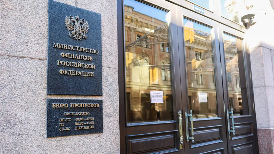 Аналитики отмечают, что после 2022 года федеральный бюджет перешёл к модели, где растущий госдолг и высокие процентные выплаты усиливают дефицит и создают риск долговой спирали без жёстких лимитов задолженности.