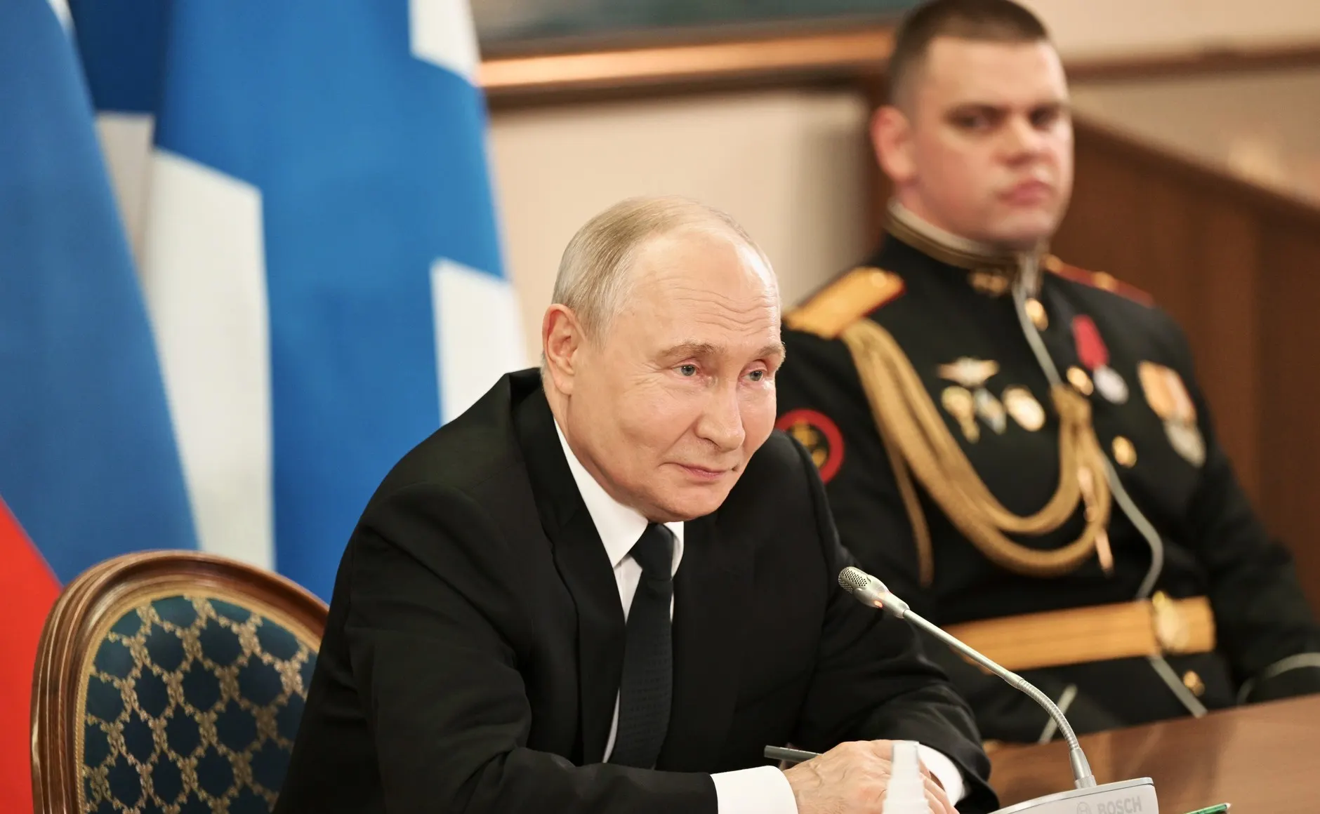 На встрече с военнослужащими президент заявил о неизбежной победе России, обвинил Киев и Запад в развязывании боевых действий, пообещал усиливать безопасность Калининградской области и отметил, что следит за информацией о конфликте.