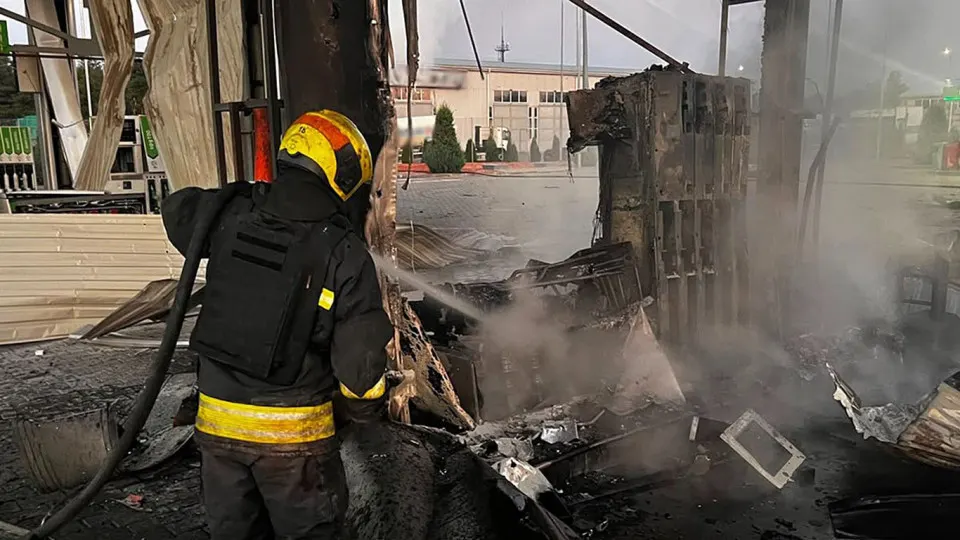 В результате ночного налёта беспилотников на Днепропетровскую область повреждены пять автозаправок: есть погибшая и раненые. Атака на гражданскую топливную инфраструктуру произошла на фоне масштабного дефицита топлива в России — производство упало, цены взлетели, введены лимиты продаж, а Москва начала экстренный импорт.