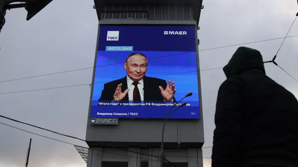 По данным ВЦИОМ, за неделю одобрение работы президента упало на 3,5 п.п. — до 66,9%. Дефицит бензина превращается в социальный и политический вызов на фоне общего экономического пессимизма.