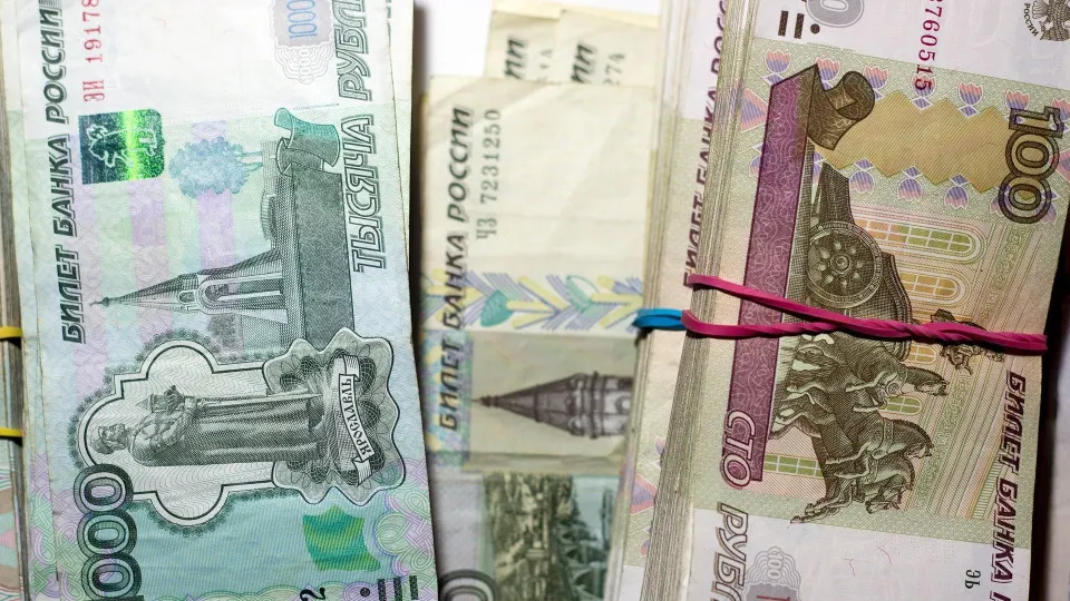 С начала июля объем наличных в обращении резко вырос: за первые две недели месячного оттока добавилось свыше 500 млрд рублей. Это создает нагрузку на ликвидность банков и повышает спрос на заимствования у Центробанка.