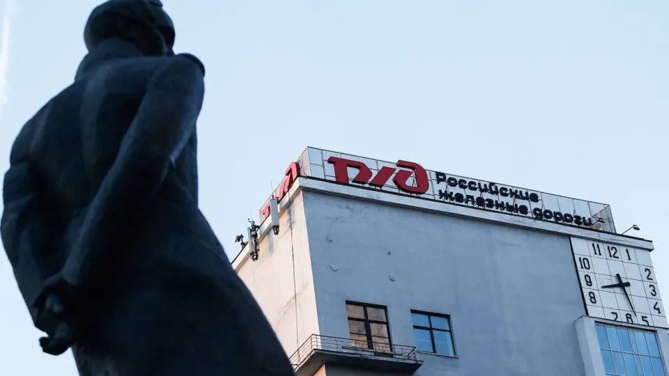 Правительство перенесло запланированную индексацию тарифов РЖД на 1 октября, чтобы поддержать монополию с крупными долгами и сокращающимися перевозками. Повышение затронет грузовые и дальние пассажирские перевозки.
