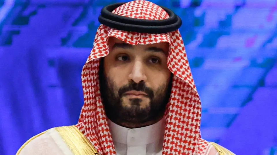 Рияд резко урезал официальную цену на сорт Arab Light на $11 за баррель и впервые с 2020 года продаёт часть объёмов со скидкой к региональным бенчмаркам. Рост поставок через Ормузский пролив и возвращение части экспорта давят на котировки Brent и Urals и усиливают давление на российский бюджет.