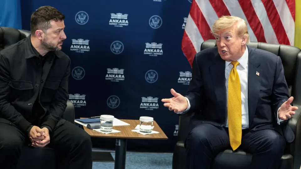 На саммите НАТО в Анкаре Дональд Трамп заявил о поддержке ударов ВСУ вглубь России и отметил, что они усиливают давление на Кремль. По оценкам, в июне число подобных атак резко выросло, поражая объекты вплоть до Урала.