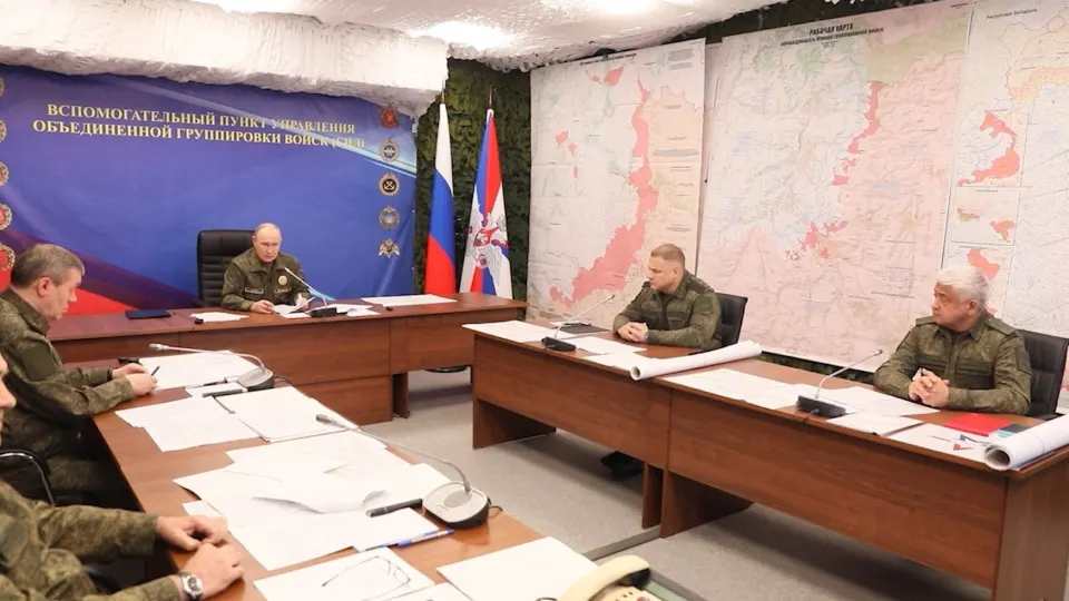 На совещании с военными президент поручил проанализировать участие иностранных «подстрекателей» в реальных боевых действиях и заявил о продолжении массированных ударов по объектам, обеспечивающим функционирование вооружённой инфраструктуры Украины.