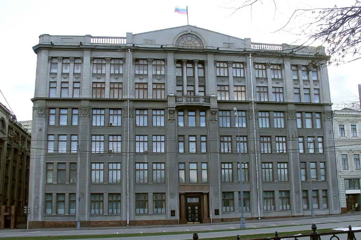 В Аппарате президента потребовали от крупных подконтрольных СМИ ограничить публикации с видео и фото последствий атак ВСУ по российской территории и одновременно больше показывать результаты российских ударов по Украине. Часть телеграм‑каналов уже удаляет соответствующие материалы.