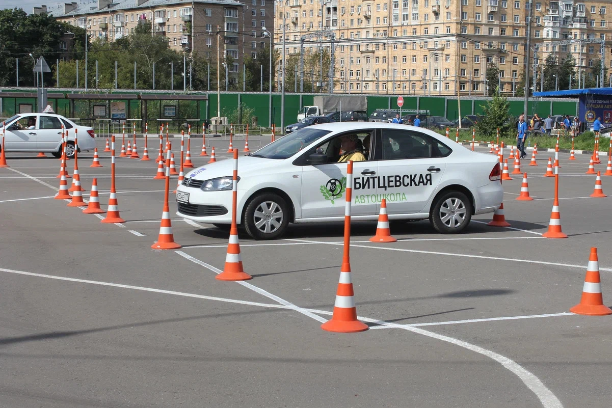 В регионах автошколы пересматривают прайсы и графики занятий: где‑то повышение достигает почти 20%, часть курсов предлагают купить по старой цене в течение нескольких дней. Причины — рост стоимости бензина, дизеля и эксплуатационных расходов; в отдельных случаях обсуждаются переносы занятий и возможные иски от учеников.