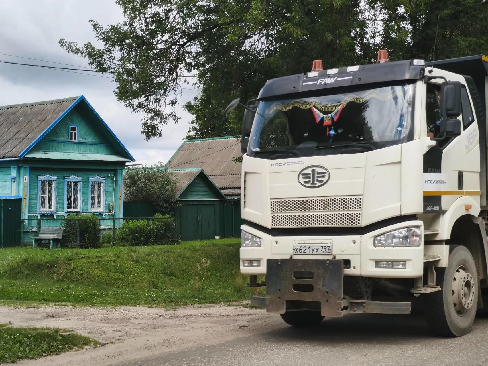 Жители деревень вдоль трассы сталкиваются с изъятием домов, потоком грузовиков и будущим соседством с поездами.