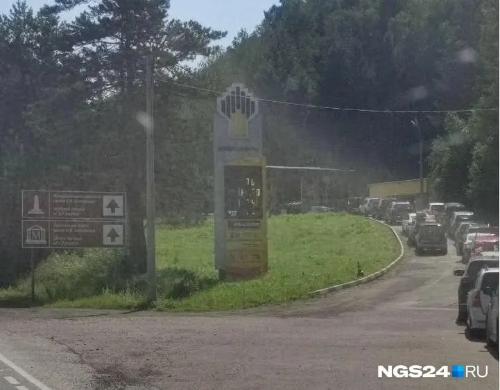Фото с заправок на маршруте к Ману: бензин в целом есть, но в некоторых сетях образуются очереди, а на одной станции табло показывает нули — полезно знать перед поездкой.
