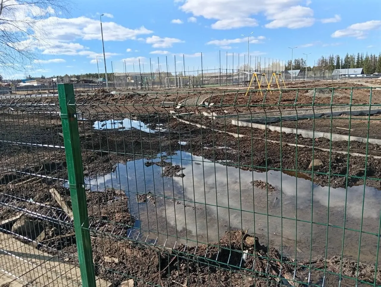 Госконтракт на детскую площадку в поселке Ванавара на 99 млн рублей оказался спорной схемой: часть работ оказалась выполненной лишь на бумаге, что привело к существенным потерям бюджета. Возбуждено уголовное дело.
