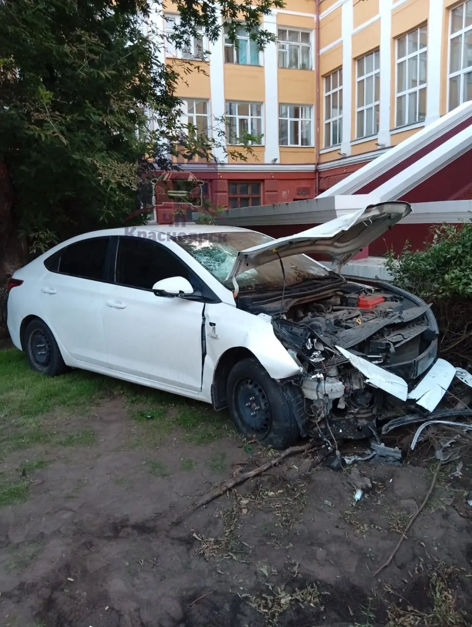 Ночью 13 августа автомобиль вылетел с проспекта Мира и врезался в здание СибГУ имени Решетнева. На месте работают спасатели. По предварительным данным, водитель мог находиться в состоянии опьянения.